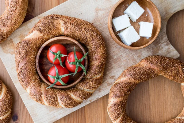 Турецкий бублик Simit с сыром и помидорами черри — стоковое фото