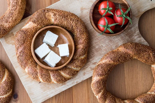 Türk simit Simit peynir ve domates ile