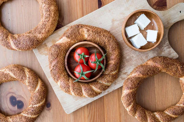 Türk simit Simit peynir ve domates ile