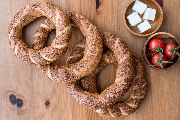 Turecké Simit housku se sýrem a cherry rajčátky — Stock fotografie