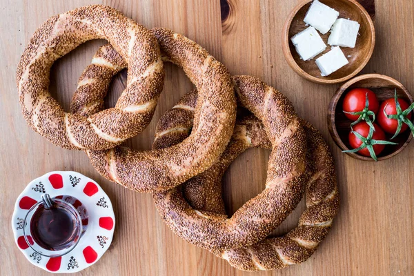 Bagel turco Simit com chá, queijo e tomate cereja . — Fotografia de Stock