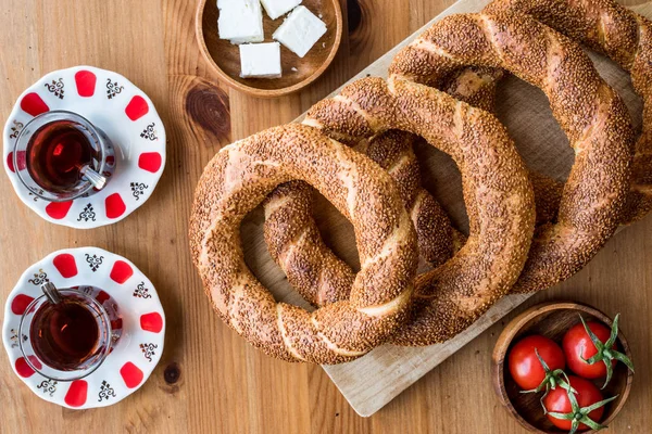 Bagel turco Simit com chá, queijo e tomate cereja . — Fotografia de Stock