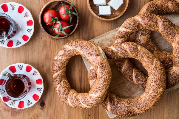 Türk simit Simit çay, peynir ve domates ile.