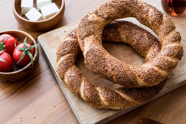 Türk simit Simit çay, peynir ve domates ile.