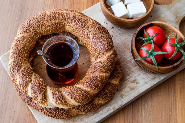 Τουρκικά κουλούρια Bagel με τσάι, τυριά και ντοματίνια. — Φωτογραφία Αρχείου