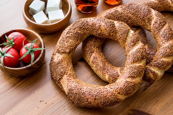 Bagel Simit turc au thé, fromage et tomates cerises . — Photo