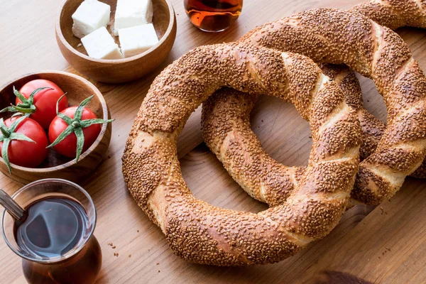 Турецкий бублик Simit с чаем, сыром и помидорами черри . — стоковое фото