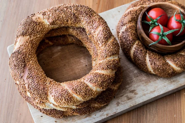 Kiraz domates ahşap yüzeyi ile Türk simit Simit.