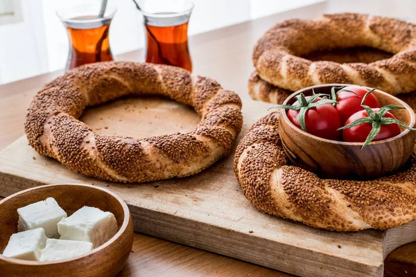 Türk simit Simit çay, peynir ve domates ile.