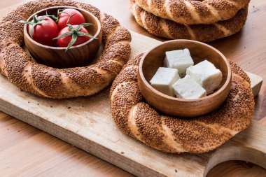 Türk simit Simit peynir ve domates ile