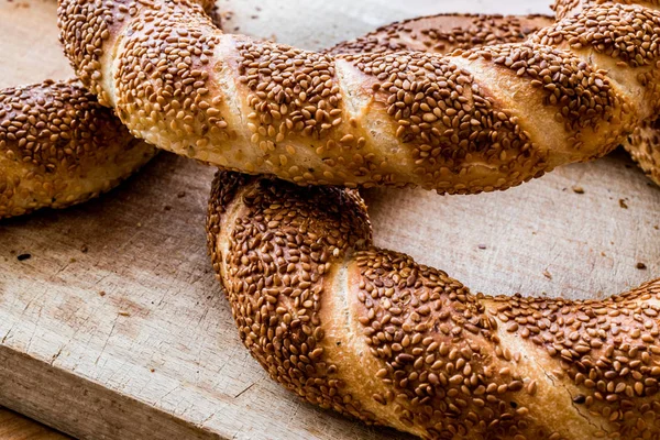 Turecké Bagel Simit na dřevěný povrch. — Stock fotografie