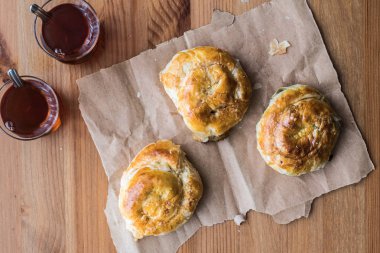 İzmir boyoz / börek çay ile yuvarlak