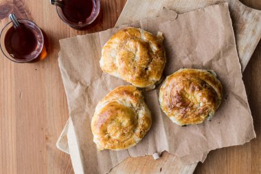 İzmir boyoz / börek çay ile yuvarlak