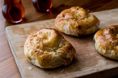 İzmir boyoz / börek çay ile yuvarlak