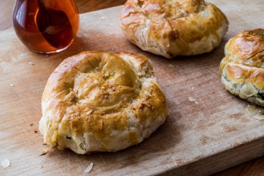 İzmir boyoz / börek çay ile yuvarlak