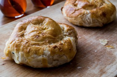 İzmir boyoz / börek çay ile yuvarlak