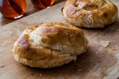 İzmir boyoz / börek çay ile yuvarlak