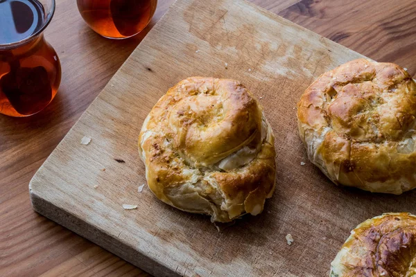 İzmir boyoz / börek çay ile yuvarlak