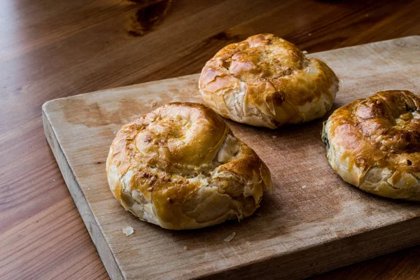 İzmir boyoz / börek yuvarlak — Stok fotoğraf