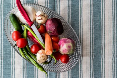 Turp, salatalık, yeşil biber, kırmızı biber, domates, havuç (sebze) bıçak cam kase. Polis alanı