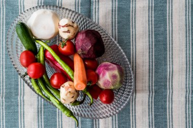 Turp, salatalık, yeşil biber, kırmızı biber, domates, havuç (sebze) cam kase içinde. kopya alanı