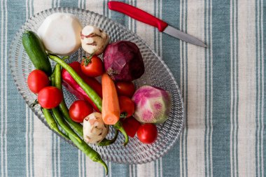 Turp, salatalık, yeşil biber, kırmızı biber, domates, havuç (sebze) bıçak cam kase. kopya alanı