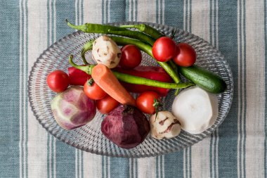 Turp, salatalık, yeşil biber, kırmızı biber, domates, havuç (sebze) cam kase içinde. kopya alanı