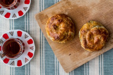 Türk börek Boyoz yumurta ve çay.