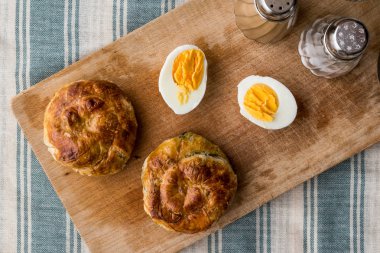 Türk börek Boyoz yumurta ile.
