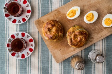 Türk börek Boyoz yumurta ve çay.
