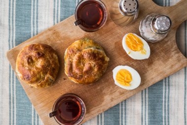Türk börek Boyoz yumurta ve çay.