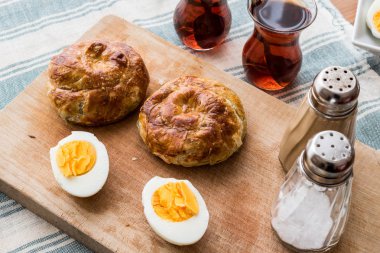 Türk börek Boyoz yumurta ve çay.