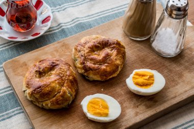 Türk börek Boyoz yumurta ve çay.