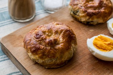 Türk börek Boyoz yumurta ile.