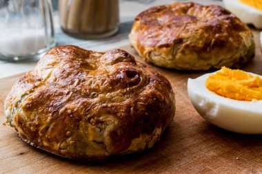 Türk börek Boyoz yumurta ile.