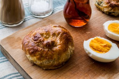 Türk börek Boyoz yumurta ve çay.