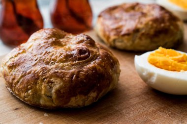 Türk börek Boyoz yumurta ve çay.
