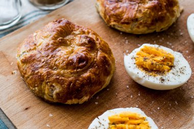 Türk börek Boyoz yumurta ile.