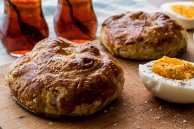 Türk börek Boyoz yumurta ve çay.