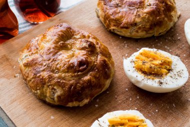 Türk börek Boyoz yumurta ve çay.