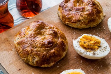 Türk börek Boyoz yumurta ve çay.
