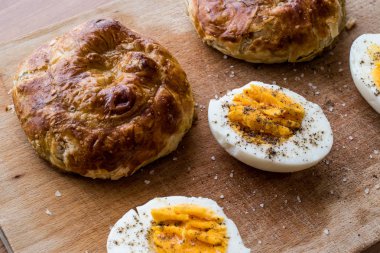 Türk börek Boyoz yumurta ile.