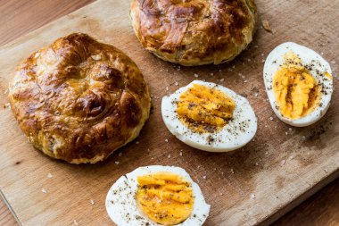 Türk börek Boyoz yumurta ile.