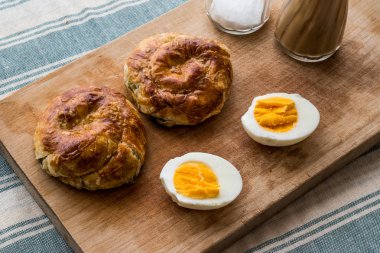 Türk börek Boyoz yumurta ile.