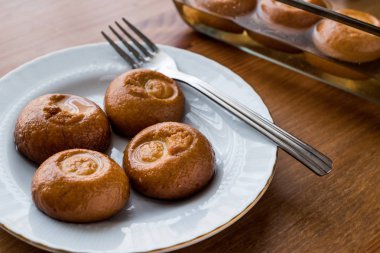 Türk tatlı Sekerpare / küçük kek şerbeti şurubu ile