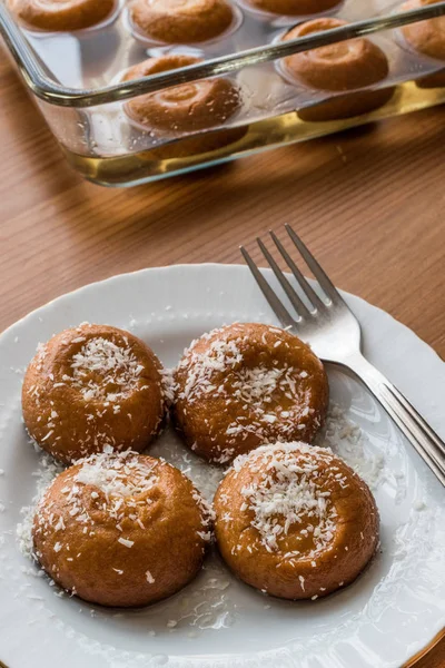 Turkse Dessert Sekerpare met kokos poeder / kleine taarten met sorbet stroop — Stockfoto
