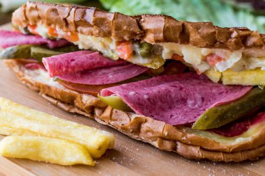 Ayvalık tost / salamlı sandviç Rus salatası, turşu ve potatotes ile