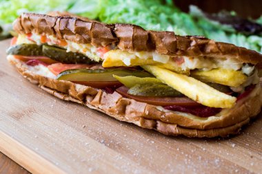 Ayvalık Tostu / Türk tost patates ve yeşillik ile.