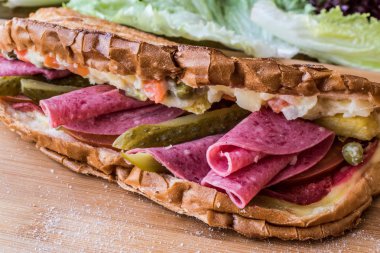 Ayvalık tost / salamlı sandviç Rus salatası ve turşu ile