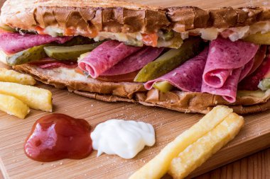 Ayvalık tost / salamlı sandviç Rus salatası, turşu ve patates ile